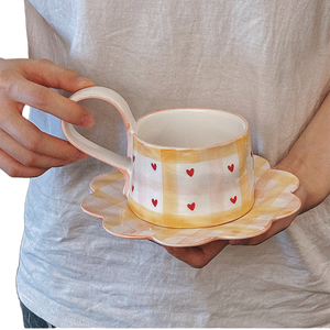 Atacado Bonito Mão Desenhada Xadrez Coração Caneca De Cerâmica Grande Orelha Irregular Copos De Café Criativos Placas De Sobremesa Design Minimalista - Product Image 6