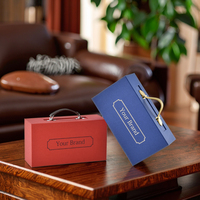 Boîte cadeau de parfum à fermeture magnétique de luxe Boîte en papier rigide personnalisée avec tampon en or avec poignée en cuir et logo