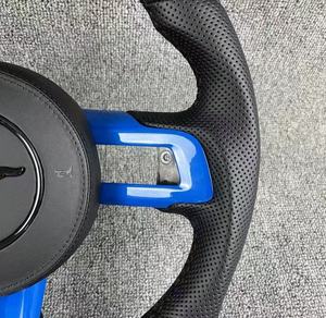 Volant en carbone forgé sur mesure GT pour <span class=keywords><strong>Ford</strong></span> Mustang S550 - Chauffant, écran LED et poignées en Alcantara - Product Image 4