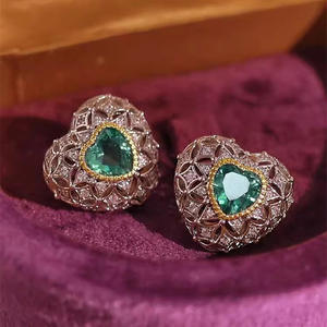 Orecchini a cuore bianchi champagne con gemma verde, montatura a castone in oro 18 carati, gioielli romantici da sposa per donna - Product Image 3