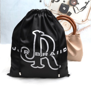 Pochette en satin noir doux avec cordon de serrage, personnalisable avec logo, pour chaussures, extensions capillaires, perruques, sous-vêtements, chapeaux et vêtements - Product Image 1