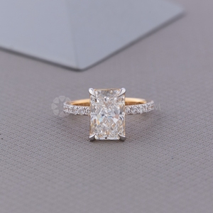 Bague en or jaune avec diamant de laboratoire taille émeraude et taille rond, bijoux fins pour femme, en vente, export - Product Image 1