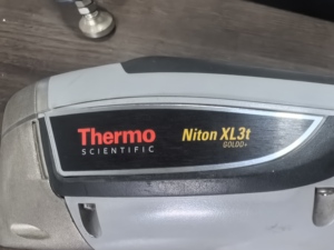 เครื่องวิเคราะห์สเปกโตรมิเตอร์แบบพกพา THREMO Niton รุ่น XL3T980 สำหรับตรวจจับดินและแร่ธาตุ ปรับเปลี่ยนสื่อการใช้งานได้ ของใหม่ ใช้งานได้ 1 ปี ผลิตในอเมริกา - Product Image 3