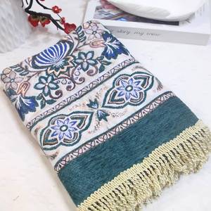 Alfombra de oración lavable de tela chenille suave al tacto con diseño floral musulmán para uso religioso en interiores. - Product Image 1