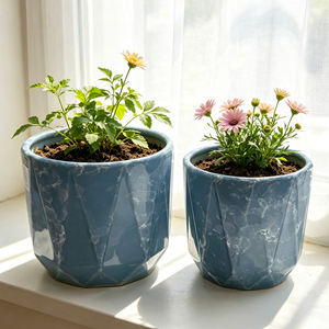 Ensemble <span class=keywords><strong>de</strong></span> jardinières en céramique bleu ardoise cannelé, finition satinée à rayures marbrées avec bordure claire, pour présentation sur rail <span class=keywords><strong>de</strong></span> jardin - Product Image 3
