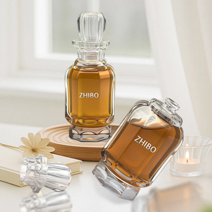 Flacon de <span class=keywords><strong>parfum</strong></span> de luxe Crystal Palace avec bouchon couronne et base hexagonale, idéal pour les parfums de haute qualité et les boiseries précieuses. - Product Image 3