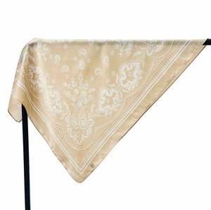 Écharpe en soie avec impression personnalisée, idéale pour les boutiques recherchant des designs exclusifs avec des options de marque privée - Product Image 3