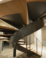 Escalier extérieur robuste à marches courbes, design résistant aux intempéries pour accès au patio extérieur