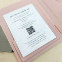 Ensemble d'invitations de mariage en velours rose personnalisées Glamours avec étiquette en acrylique dorée et carte d'invitation en feuille d'or, invitation de mariage moderne et luxueuse