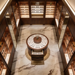 Ensemble de présentoirs de luxe en bois foncé massif pour magasin d'optique avec éclairage LED, table centrale ronde et vitrines incurvées pour centres commerciaux - Product Image 4