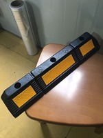 Borne de stationnement en caoutchouc jaune et noir WS32 à faible coût, blocs de bordure pour parking, capacité de 15 000 kg, avec film réfléchissant à billes de verre
