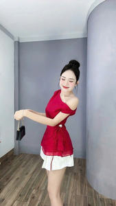 Conjunto de Top Rojo de Un Hombro y Shorts Blancos, Elegante y Femenino, Sin Mangas, Sin Cuello, Mini Conjunto de Dos Piezas - Product Image 5