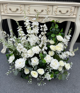 Centre de table de mariage tendance 2026 style jardin sauvage, boule de fleurs vertes et blanches - Product Image 6