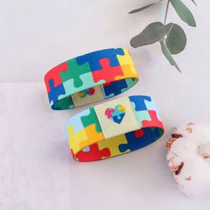 สายรัดข้อมือยางยืดแบบกำหนดเอง สร้อยข้อมือเพื่อสร้างความตระหนักรู้เกี่ยวกับออทิสติก สายรัดข้อมือแบบยืดได้ สร้อยข้อมืออนิเมะ สำหรับผู้ชายและผู้หญิง เครื่องประดับแฟชั่น - Product Image 3