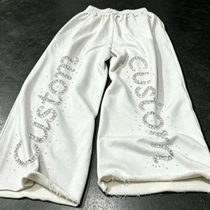 Fabricante de Pantalones Deportivos Personalizados, 100% Algodón, Corte Ancho y Holgado, con Pedrería y Bolsillos Dobles - Product Image 4