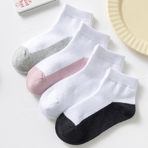 Chaussettes de printemps et d'automne résistantes à la saleté pour enfants Chaussettes courtes en coton Noir Blanc Étudiants Chaussettes pour enfants - Product Image 1
