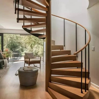 Escalier en spirale extérieur en bois dur de style forêt, conçu avec marches en verre et marches en acier pour projets de plage