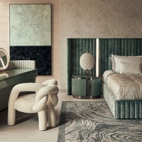 Lit King/Queen Size en velours vert de luxe italien avec grande tête de lit et veilleuse, ensemble de meubles de chambre modernes pour villa