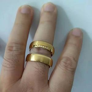 Vente en gros de 1 paire d'alliances de mariage pour couple en <span class=keywords><strong>acier</strong></span> <span class=keywords><strong>inoxydable</strong></span> 316L plaqué or 24 carats avec zircon, pour homme et <span class=keywords><strong>femme</strong></span> - Product Image 5