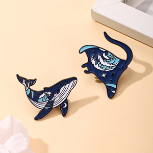 Pins Esmaltados Personalizados de Vida Marina Directo de Fábrica - Insignias Temáticas de Ondas Estrelladas, Ballenas y Mantas Rayas con ODM y OEM - Product Image 1