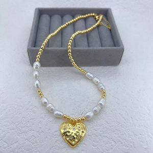 Collier en perles naturelles de style français LS-C5943 pour femmes, pendentif en forme de cœur irrégulier, collier à perles bicolores pour tenues quotidiennes - Product Image 1