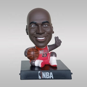 Statuetta <span class=keywords><strong>Bobble</strong></span> <span class=keywords><strong>Head</strong></span> Personalizzata di Stelle del Basket e del Calcio, Kobe Curry Jordan James, Figurina in PVC per Auto CE - Product Image 4