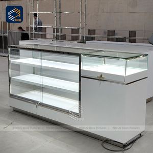 Vitrine de magasin de détail personnalisée en verre trempé blanc, étagères à vision complète avec éclairage LED, design de présentoir - Product Image 3