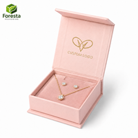 Boîte cadeau magnétique rigide de luxe avec logo personnalisé et insert en velours pour l'emballage de bagues, boucles d'oreilles et colliers