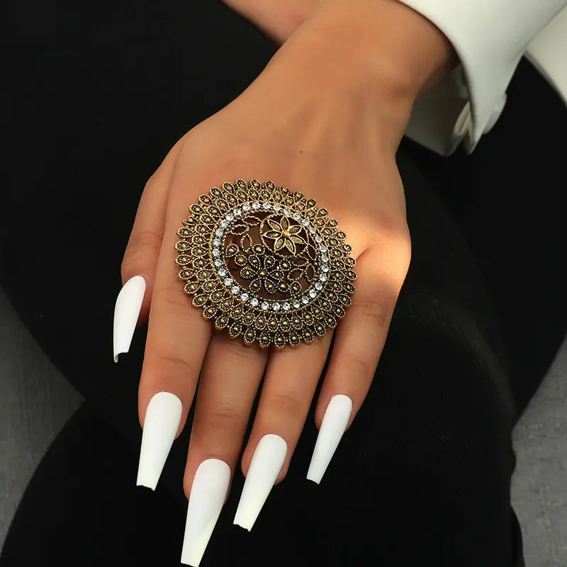 Hot Selling New Retro Gold/Silver Ethnic Rings Women Hollow Out Exaggerated Oval Shape Band Ring