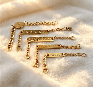 Etiquetas de cuello de aleación de zinc en blanco, ideales para personalizar rápidamente en la ropa y accesorios informales. - Product Image 6