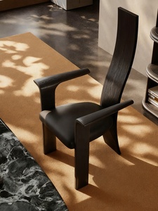 Sedia da pranzo Wabi con schienale alto a doghe e braccioli, struttura in legno di gomma nero, seduta imbottita in morbida pelle, gambe solide e spesse - Product Image 1