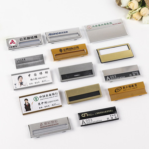 Placas de Identificación Metálicas Yuefeng, de Acero Inoxidable, Grabadas, Tipo Pin, para Oficina, Trabajo, con Logotipo Personalizado, Regalo Empresarial - Product Image 3