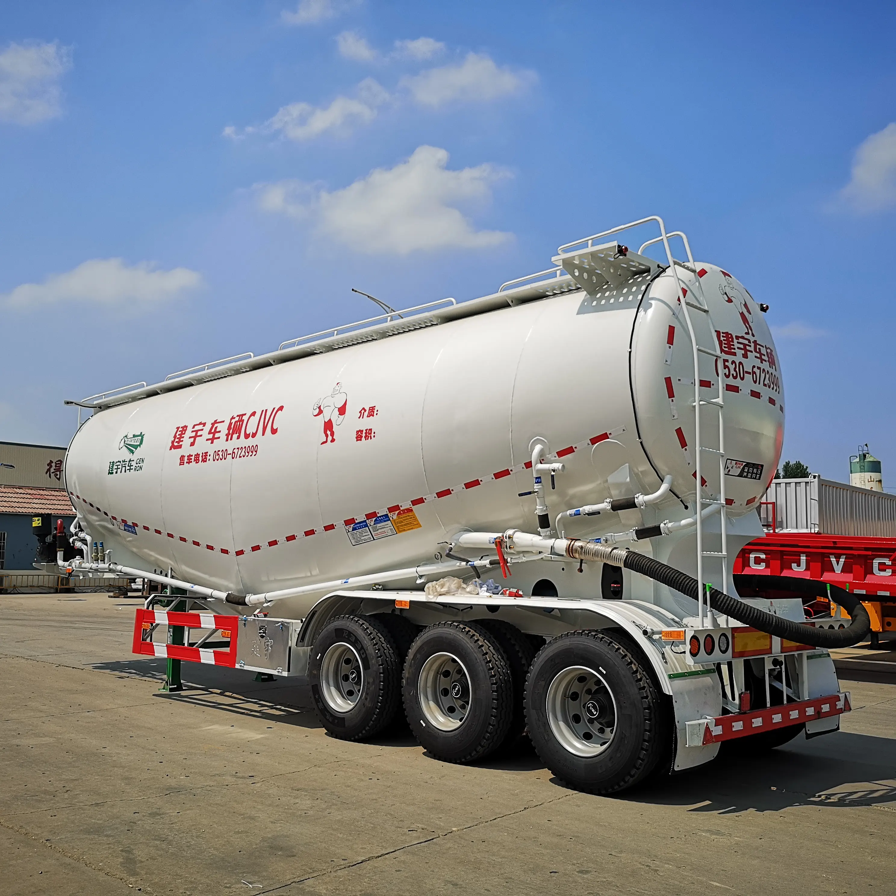 Camión Semirremolque cisterna de portador de cemento en polvo a granel seco neumático de fábrica a Filipinas