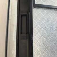 Porte battante intérieure moderne de style français avec cadre en métal noir, design en verre dépoli en forme d'arche, étanche, pour hôtel, appartement, usage commercial