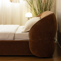 Lit double minimaliste en bois de pin rembourré, avec un design courbé et robuste, en tissu doux, pour la chambre à coucher