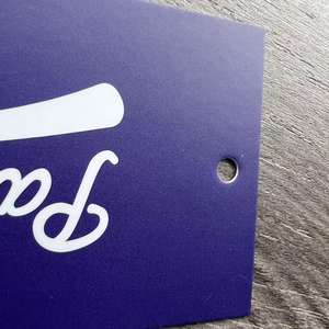 Étiquette volante de vêtements en relief avec chaîne de logo personnalisé C2S impression couleur sur carton avec stratification mate en couleur à plat - Product Image 3