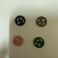Étiquettes en alliage personnalisées avec logo cercle ajouré, quincaillerie décorative ronde éco-responsable multicolore pour accessoires vestimentaires