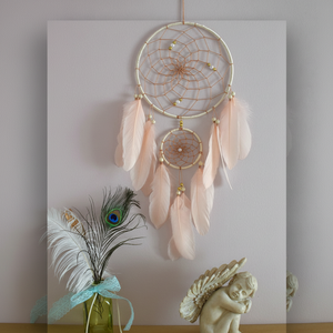 Plume rose blush et cerceau de cuivre dreamcatcher fabriqué à la main esthétique macramé décoration murale pour chambre d'enfant cadeau spirituel. - Product Image 1