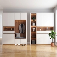 Meuble d'entrée de luxe avec détails cannelés, organisateur de chaussures multi-compartiments, niche à manteaux, vitrine en verre, banc souple, armoire d'entrée domestique avec éclairage LED