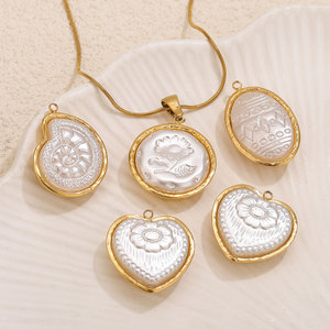 Colgante de Acrílico con Bisel de Acero Inoxidable al por Mayor, Diseño Floral de Corazón, Abalorio para Joyería DIY - Product Image 1