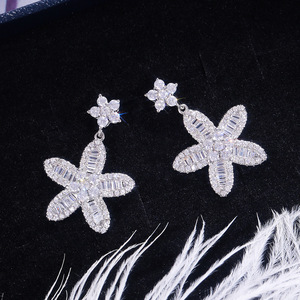 Orecchini a Fiore Scintillanti per Donne, Eleganti Gioielli Floreali alla Moda - Product Image 2