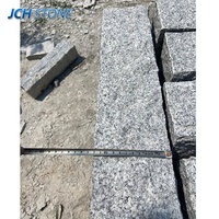 Pilier de palissade en pierre de granit gris naturel bon marché de la Chine pour clôture de jardin et bordures