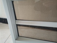 Volets de fenêtre en aluminium, bouton papillon, persiennes en verre, cadre blanc et design en verre gris