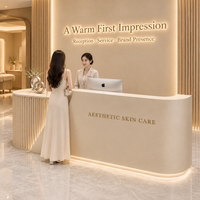 Comptoir de réception moderne de forme irrégulière avec panneau cannelé et bande LED, taille personnalisée, pour salon de beauté et studio de manucure