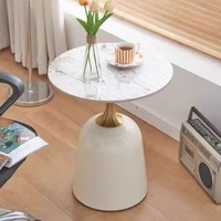 Table d'appoint ronde moderne avec plateau en pierre frittée à motif marbre et base en forme de cloche, table d'appoint de luxe pour salon et chambre à coucher