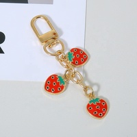 Gantungan Kunci Buah Enamel Lucu Stroberi Jeruk Persik, Liontin Tas, Penjepit Carabiner, Cincin Kunci, Liontin Buah Manis, Hadiah untuk Anak Perempuan