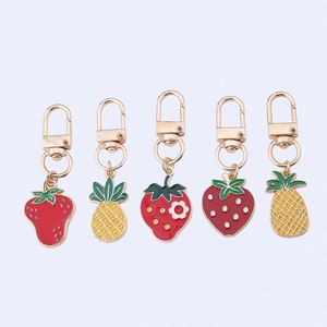 Accessoires de sac faits main miniatures en direct d'usine, pendentifs porte-clés en métal colorés en forme de fruits (fraise, ananas) - Product Image 5