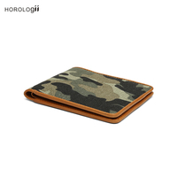 Dompet pria mencampur kanvas Camo dengan usia kulit Italia kasar tapi halus mengembangkan Patina pribadi