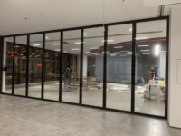 Cloison de séparation mobile moderne en verre trempé et aluminium, réglable, avec panneaux coulissants pour bureaux, salles de réunion et de conférence