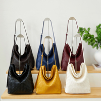 Sac Seau Tissé à la Main de Luxe de Haute Qualité en Gros, Sac Fourre-tout Grande Capacité en Cuir PU Souple, Sac à Bandoulière Tendance Populaire pour Femmes
